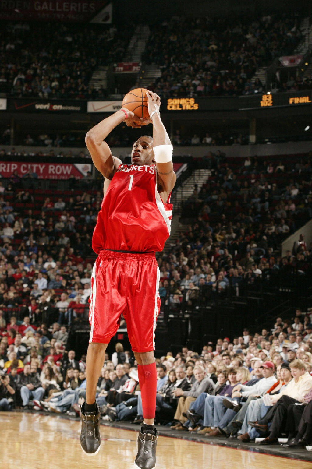 卫报：巴萨将凯恩视为取代莱万的首选目标，很可能激活违约金（卫报：巴萨将凯恩列为莱万接班首选，或启动解约金条款）