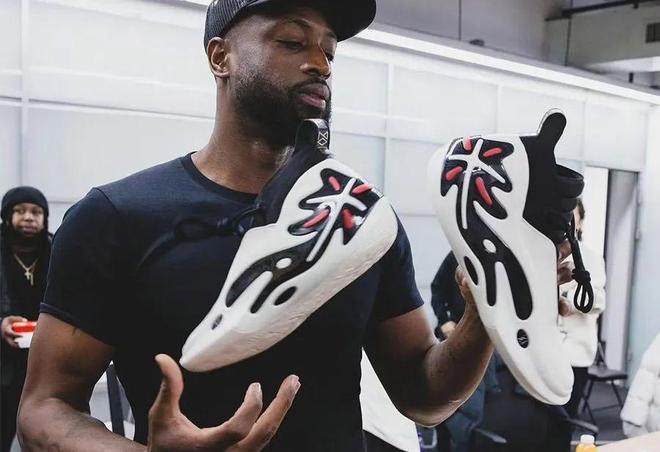 TA：孔帕尼相较图赫尔谦逊很多，不会对高层、球员评头论足（TA：与图赫尔相比，孔帕尼更为谦逊，不对高层和球员妄加评论）