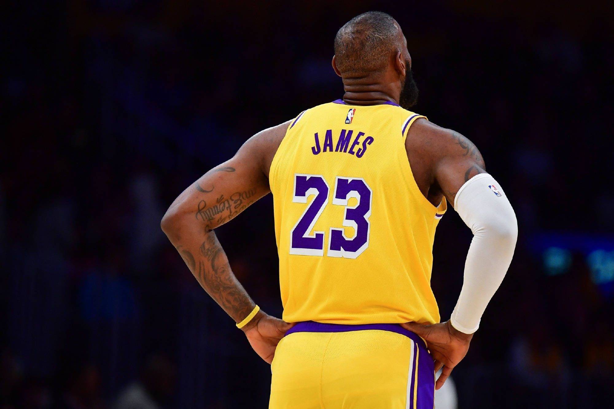 CBA：福建队绝杀北控 球迷沸腾（CBA：福建压哨绝杀北控，球迷狂欢）