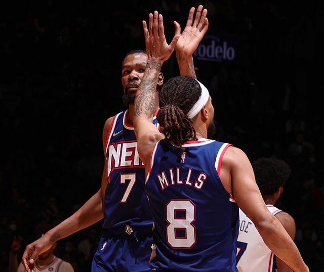 巴萨梅西任意球破门助球队领先（梅西任意球破门，巴萨先拔头筹）