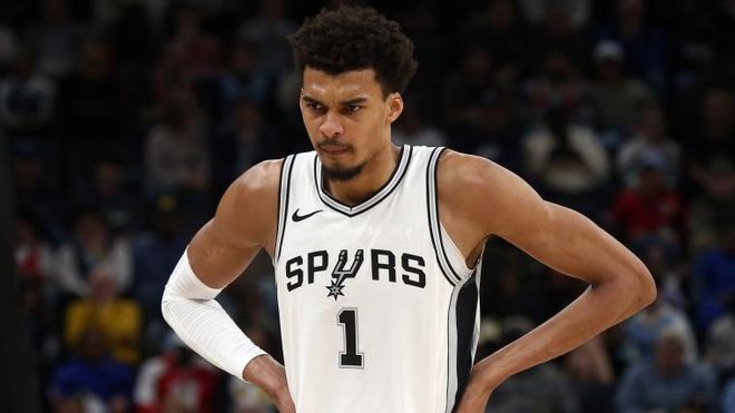 NBA：勇士主场击败小牛 库里三分火力全开（NBA：勇士主场击退小牛 库里三分如雨）