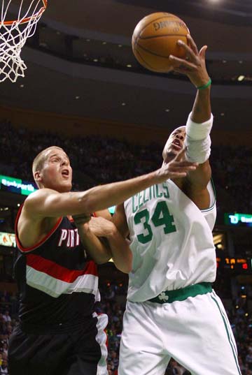 皇家马德里在圣马梅斯胜利后的录像：激情与荣耀的完美展现（皇马圣马梅斯凯旋视频：热血与荣光的极致呈现）