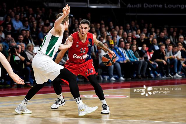 TyC记者：斯卡洛尼将带着大力神杯参加世界杯抽签仪式（据TyC记者报道，斯卡洛尼将携大力神杯出席世界杯抽签仪式）